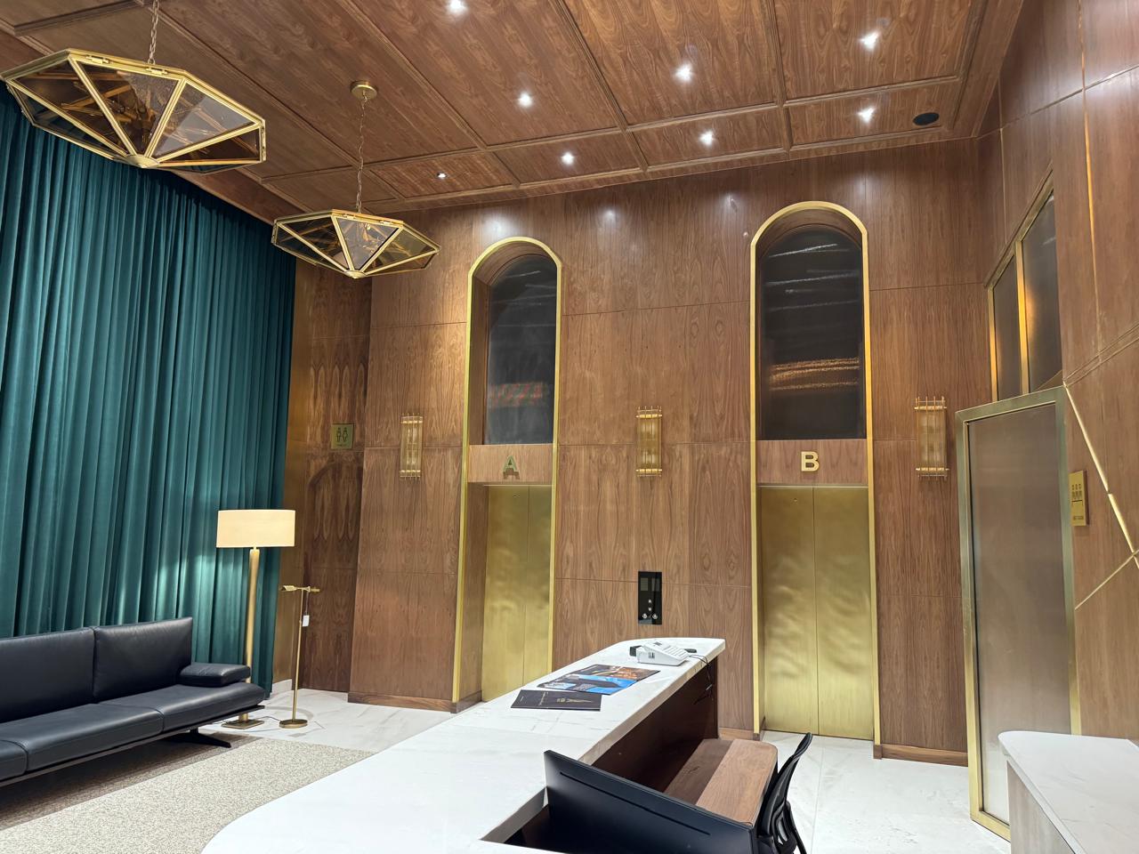 Lobby de lujo con acabados en madera y dorado