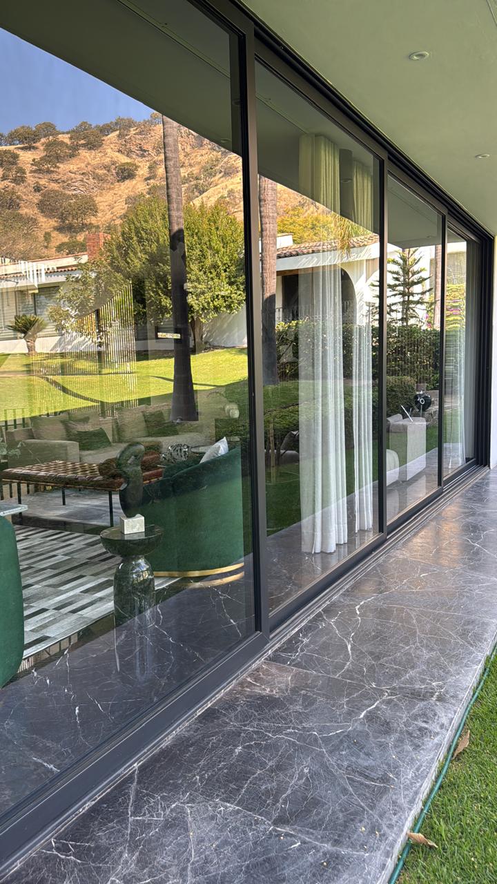 Puerta corrediza de vidrio con vista al jardín