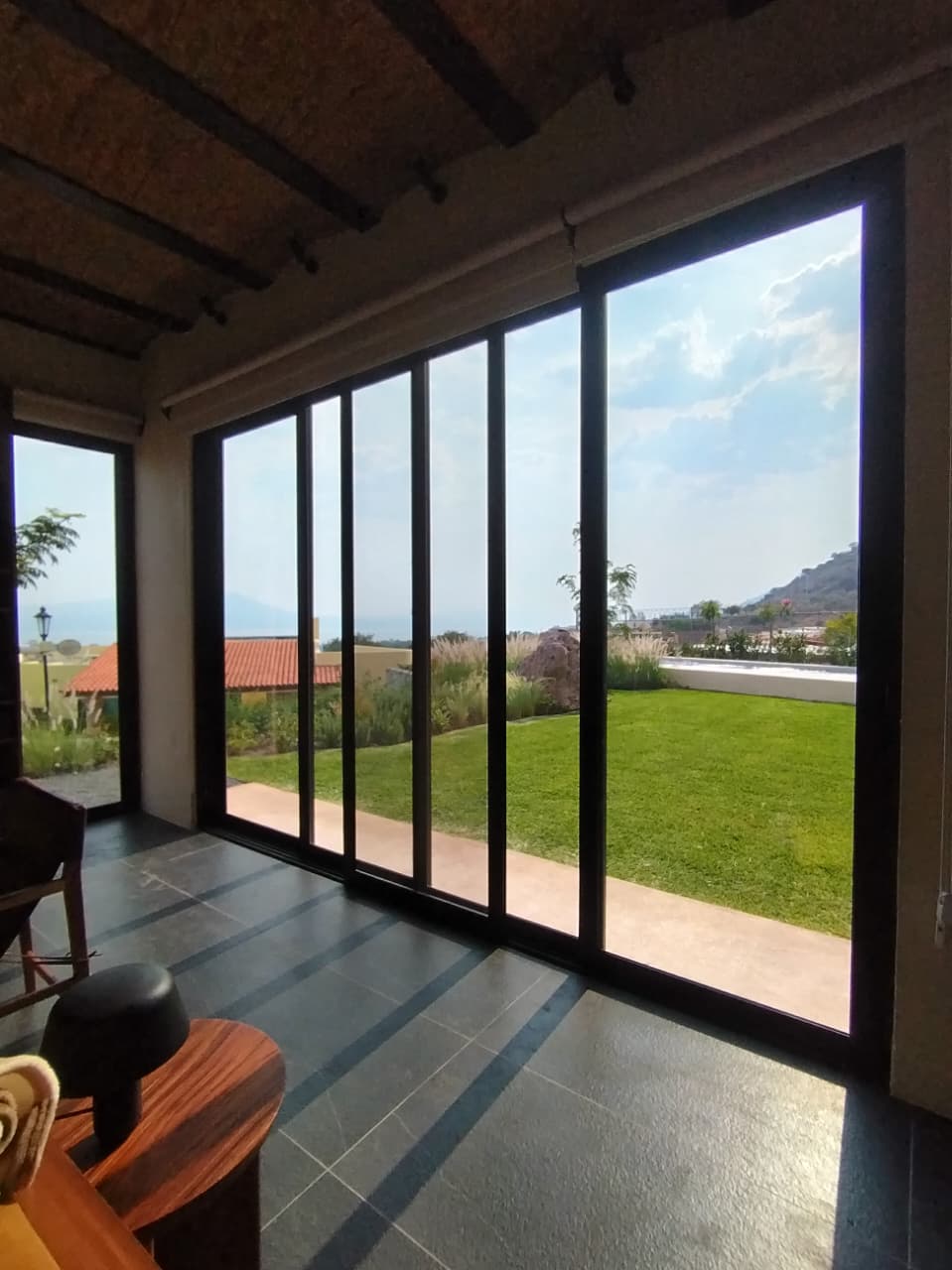 Ventanal corredizo con vista a paisaje y montañas
